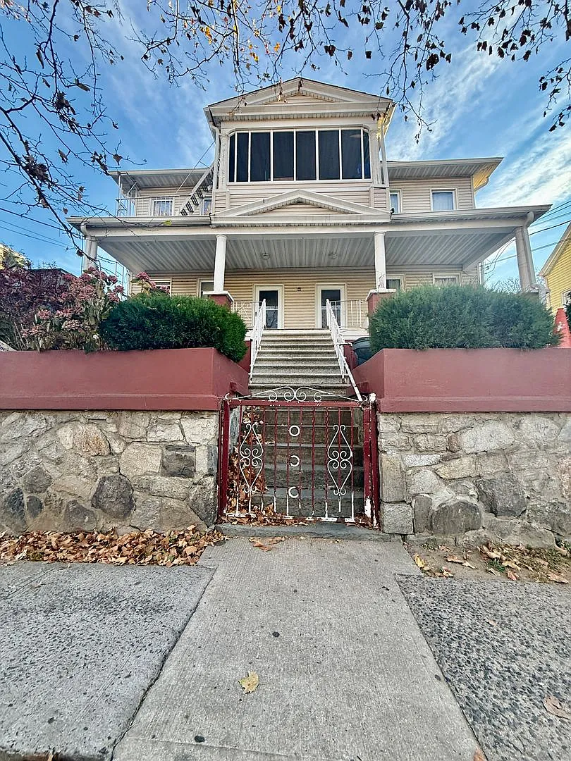 251 S 5th Ave — Photo 1