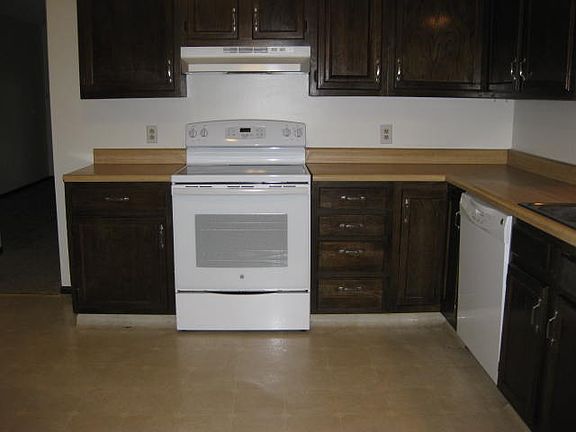 new stove, lots of cabinets!