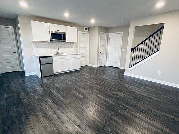 Lower level (includes wet bar, Microwave, mini fridge and full bath)