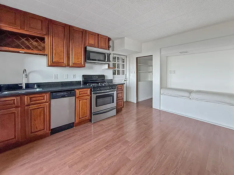 550 Sausalito Blvd #C — Photo 4