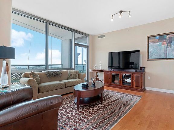 4th image of 1235 S Prairie Ave APT 1501