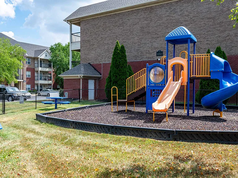 Blankenbaker Crossings Apartment Homes — Photo 13