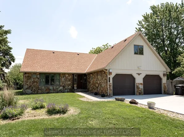 607 Ivy Hall Pl, Grand Island, NE 68801
