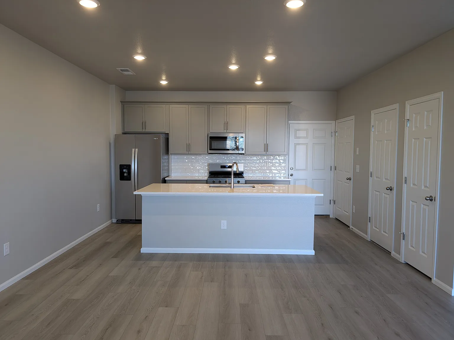 3 bed, 2.5 bath, 1683 sqft, $900 — Photo 2