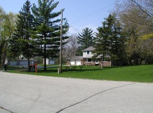 131 Woods Rd, Delafield, WI 53018