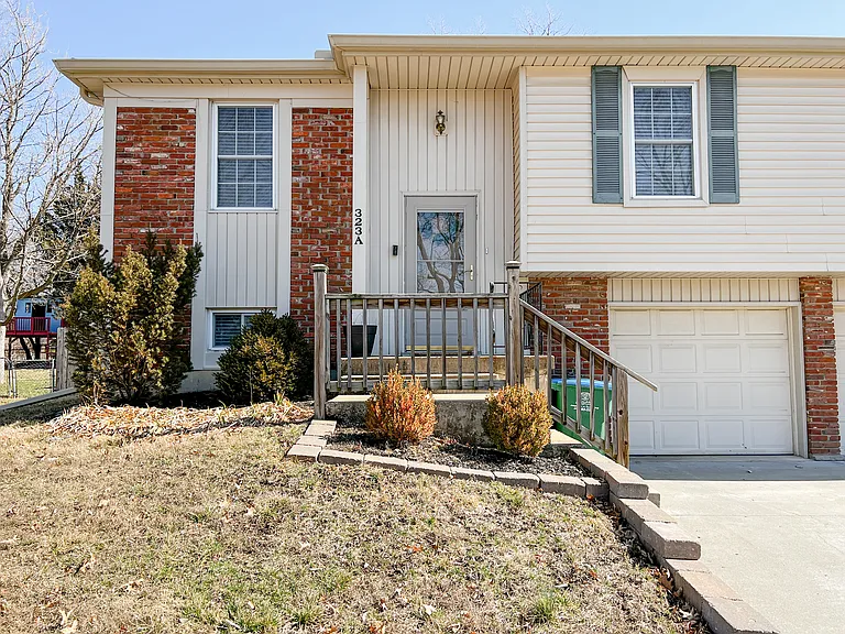 323 SE Melody Ln — Photo 11