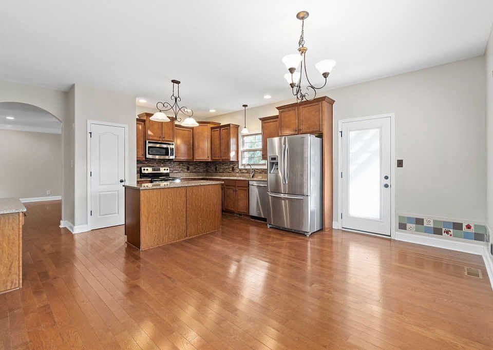 1st image of 121 Summer Terrace Ln