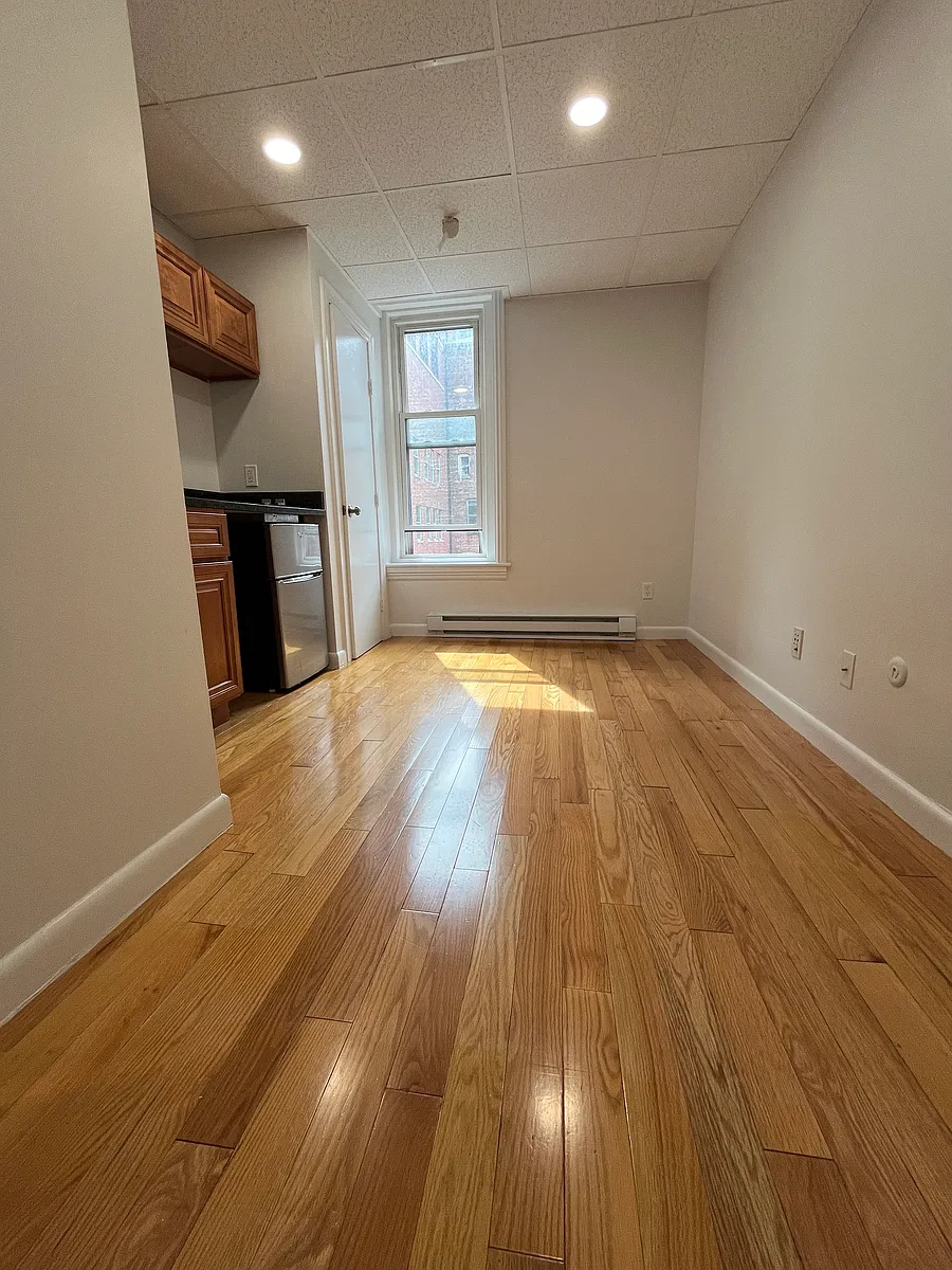 Building Photo - 302 Newbury St #8