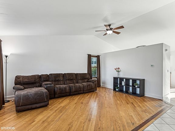 3rd image of 3180 Montrose Dr
