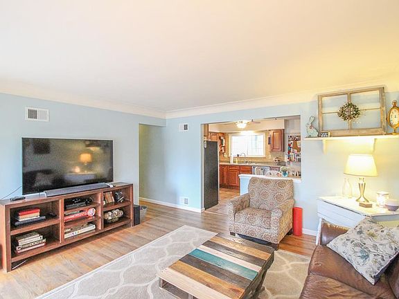 4th image of 1643 Lindell Blvd