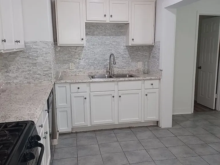 955 Cloverdale Dr — Photo 6