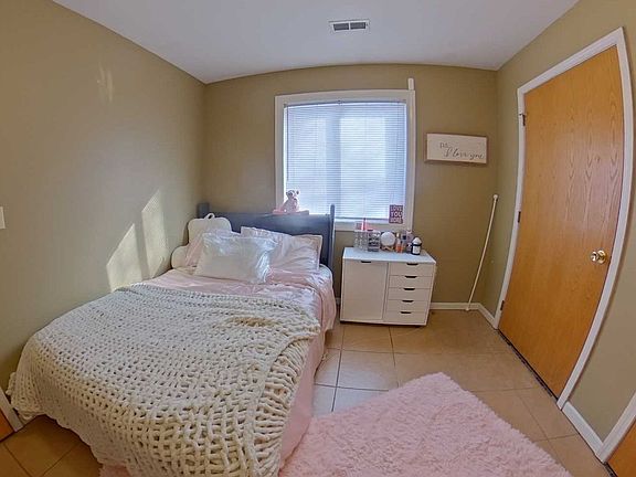 5th image of 622 Bluemont Ave