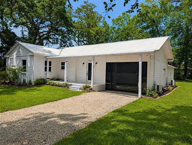 35283 Fleetwood Dr — Photo 3