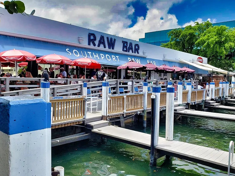 Walk to live music @ laid-back Southport Raw Bar on the water