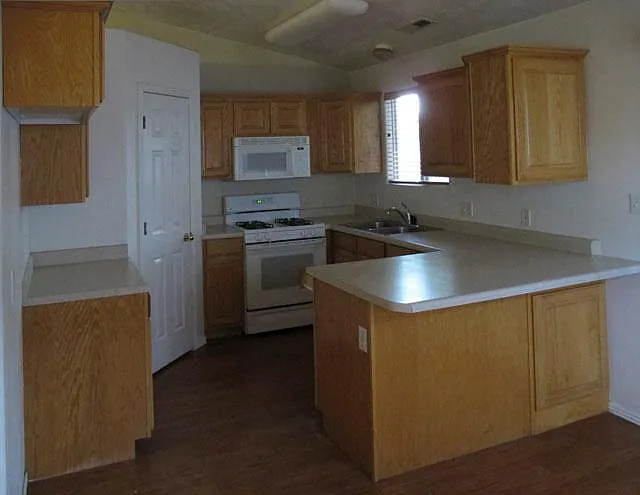 5 bed, 2215 sqft, $2,750 — Photo 2