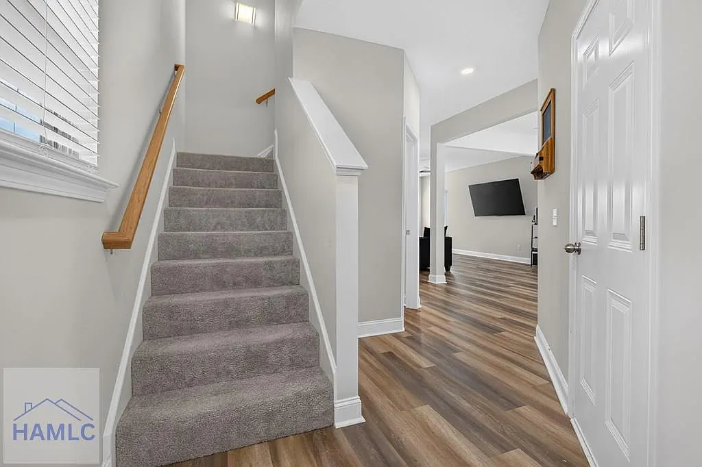 3 bed, 2.5 bath, 2030 sqft, $2,400 — Photo 3