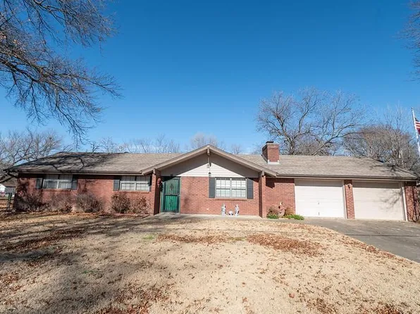 113 E 3rd Ave, Caney, KS 67333