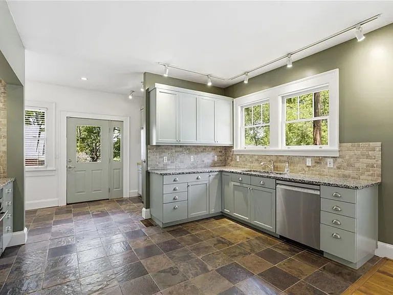 927 Park Ave SE — Photo 14