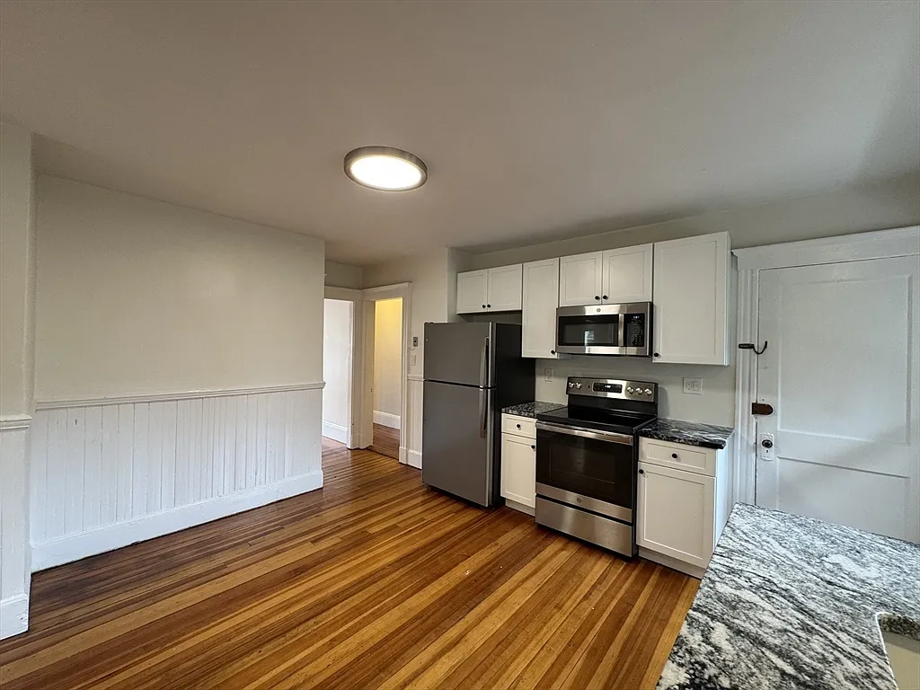 3 bed, 1.0 bath, 1100 sqft, $2,700 — Photo 2