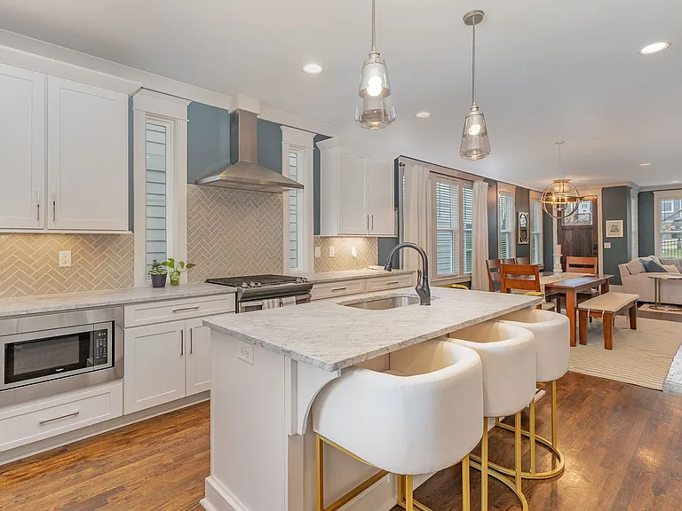 928 Thomas Ave — Photo 6