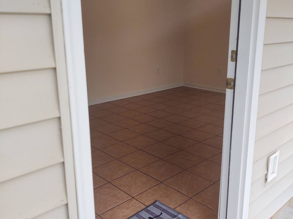 Entrance to livingroom