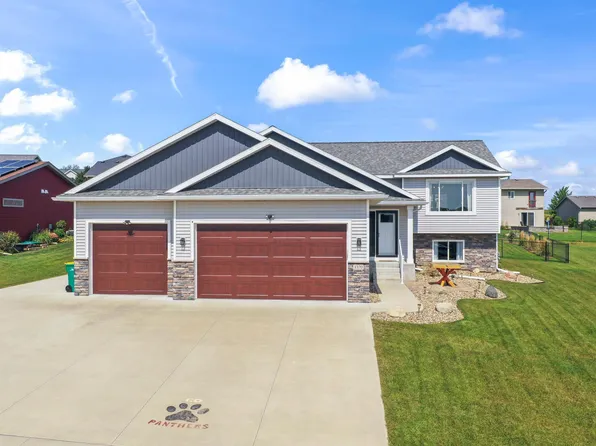 1370 Harney Peak Dr, Pine Island, MN 55963