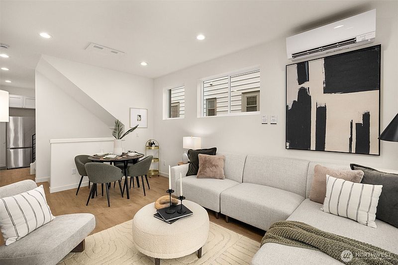 5th image of 4409 B 21st Avenue SW