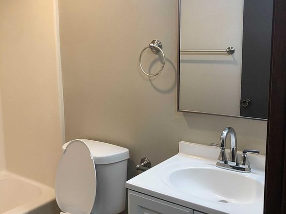 3rd image of 127 Hillcrest Dr APT 15