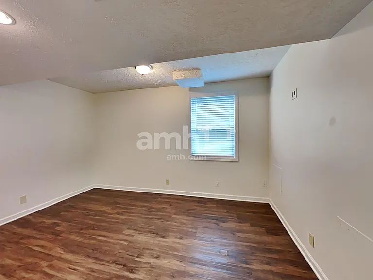 307 Briarwood Ln — Photo 17
