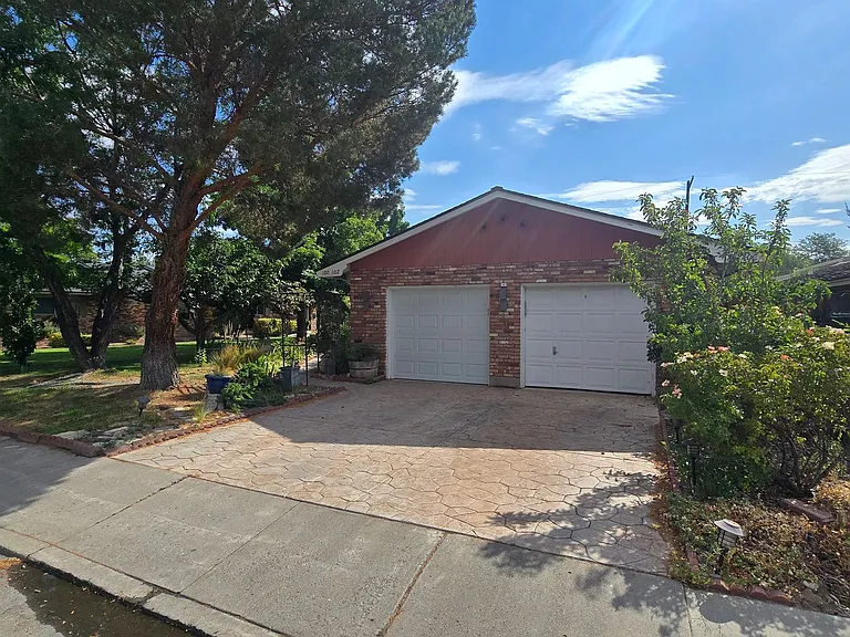 100 Hunter Lake Dr — Photo 1