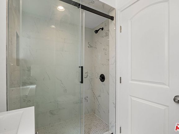 3rd image of 435 1/2 W Elk Ave #435
