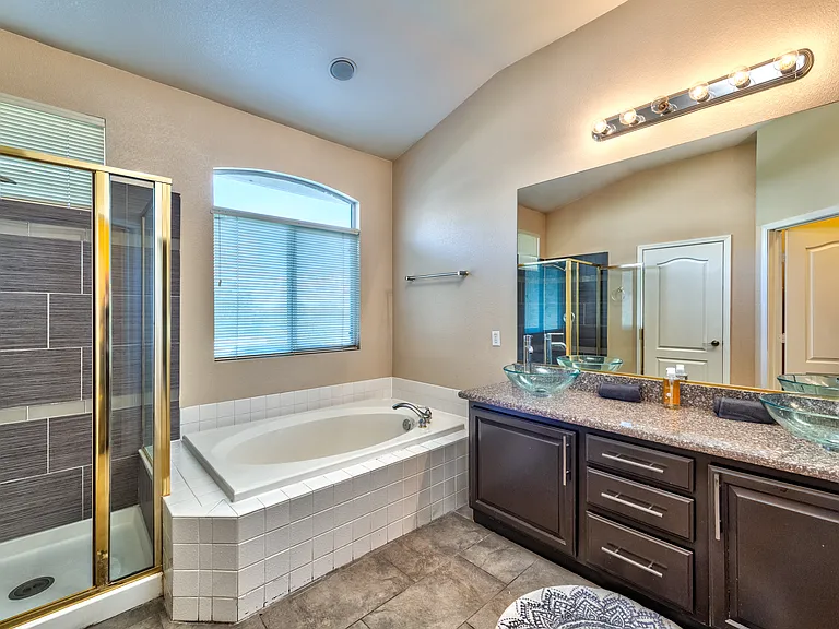 8704 Las Posas Ave — Photo 11