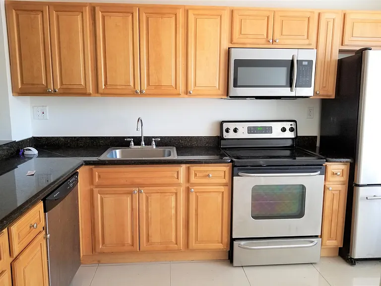 8059 SW 21st Ct — Photo 3