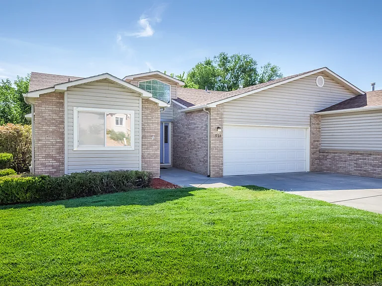 528 Park Ridge Ct — Photo 2