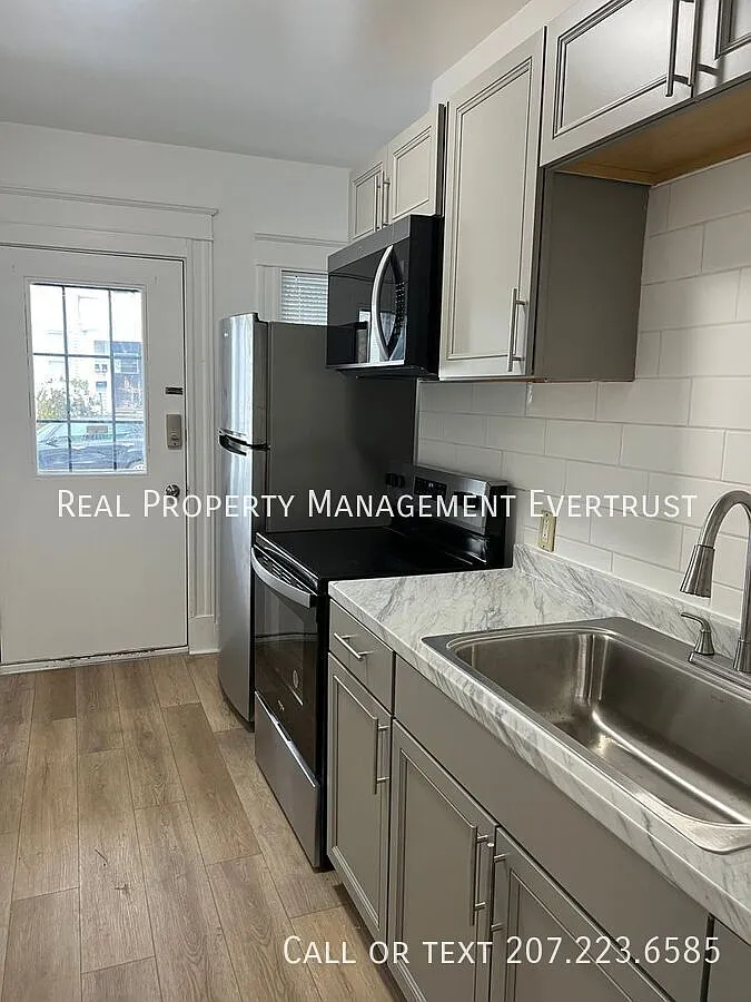 Completely renovated and updated 2 BD 1 BA — Photo 2