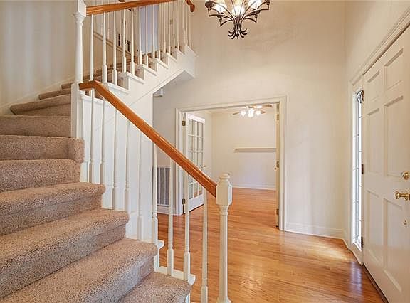 5th image of 211 Evangeline Dr