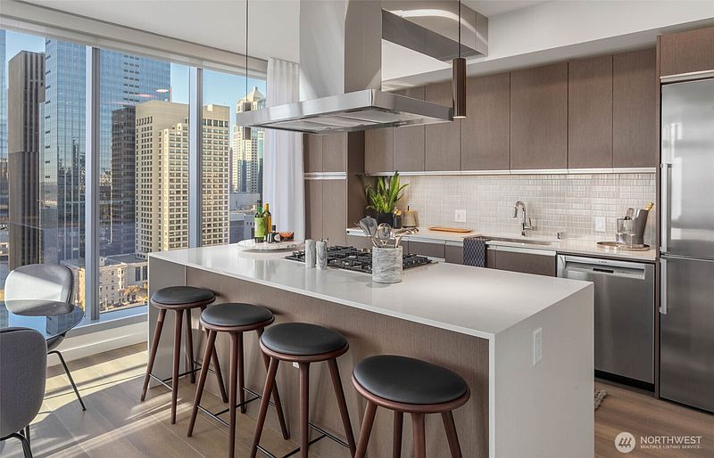 5th image of 800 Columbia Street #2203