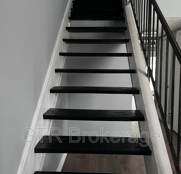 2584 Stratford Ln — Photo 8