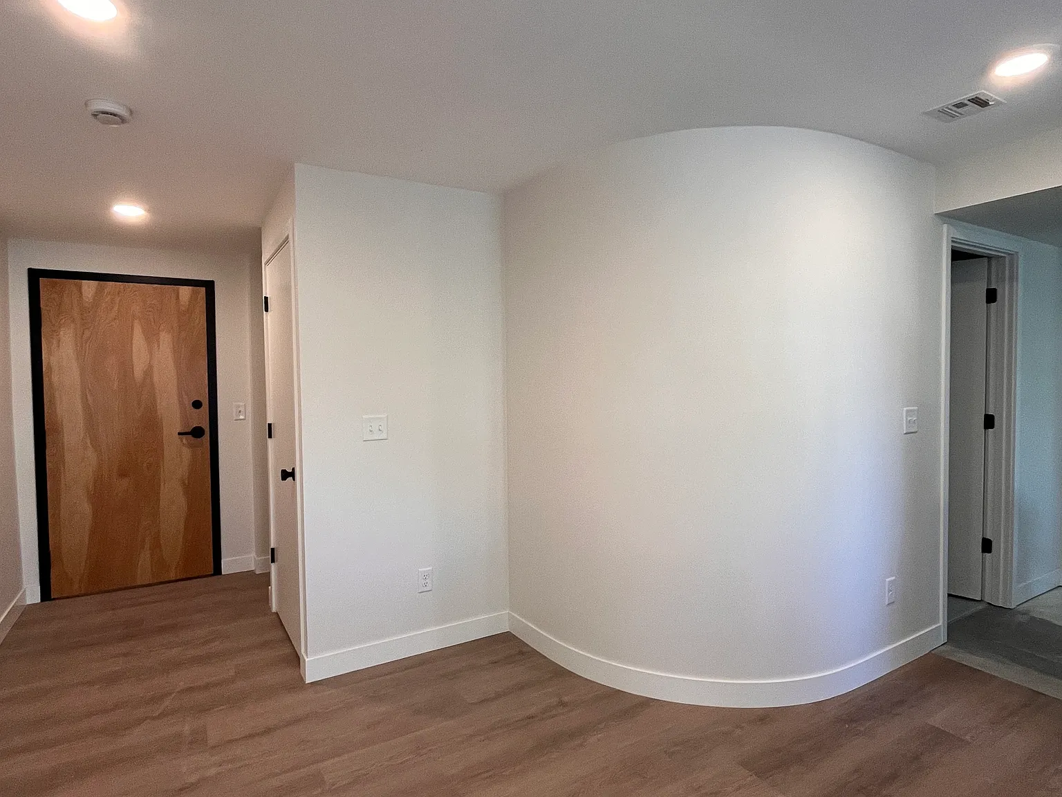 1 bed, 566 sqft, $1,200 — Photo 2