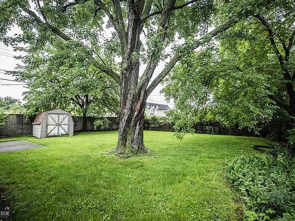 3rd image of 22190 Cloverlawn Ave