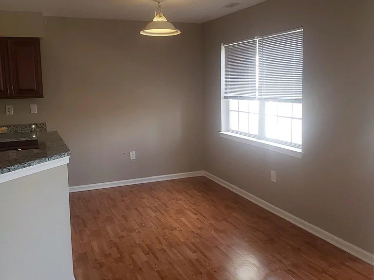 102 Middlebury Dr — Photo 5