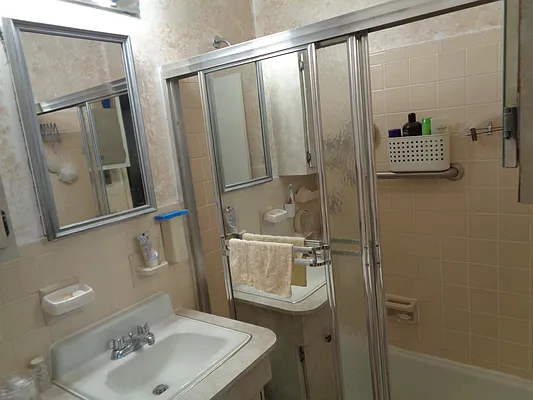 Sold by Thomas Lipovetsky, LREB | media 39