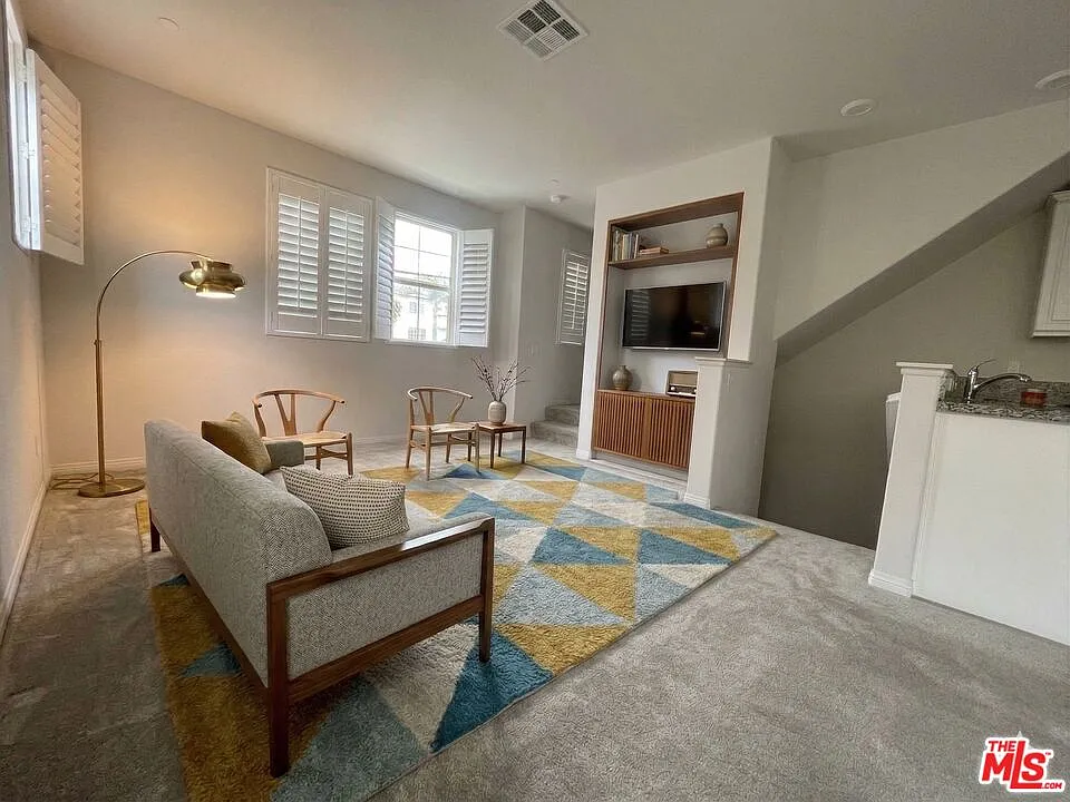 3 bed, 3.0 bath, 1498 sqft, $3,500 — Photo 4