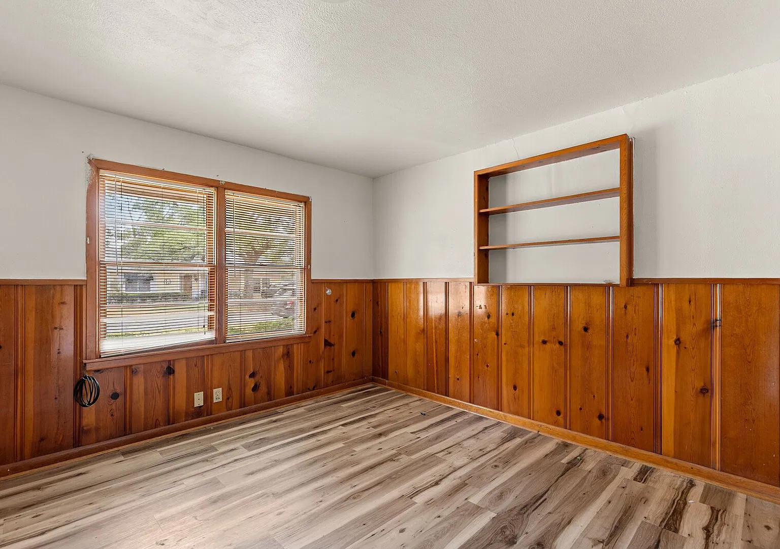 3 Bed 2 Bath For Lease! — Photo 3