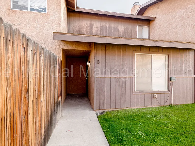7905 S Laurelglen Blvd #A-D — Photo 2