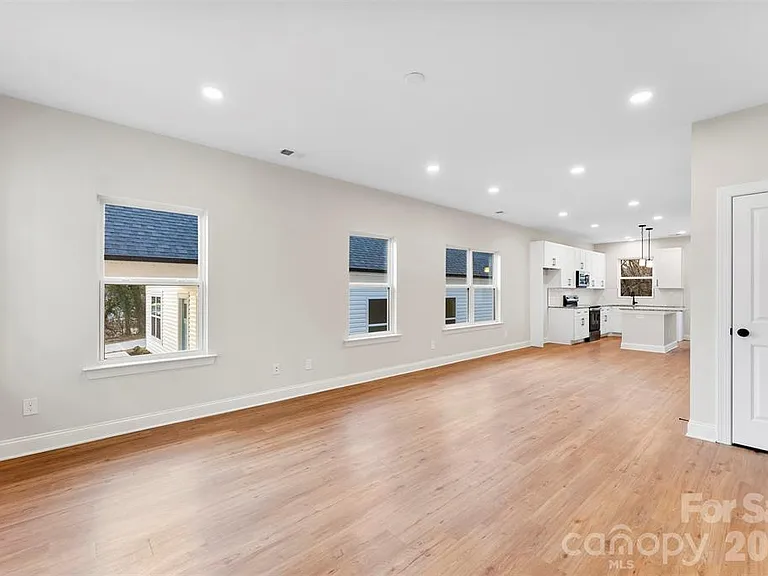 1558 7th Avenue Dr SW — Photo 4