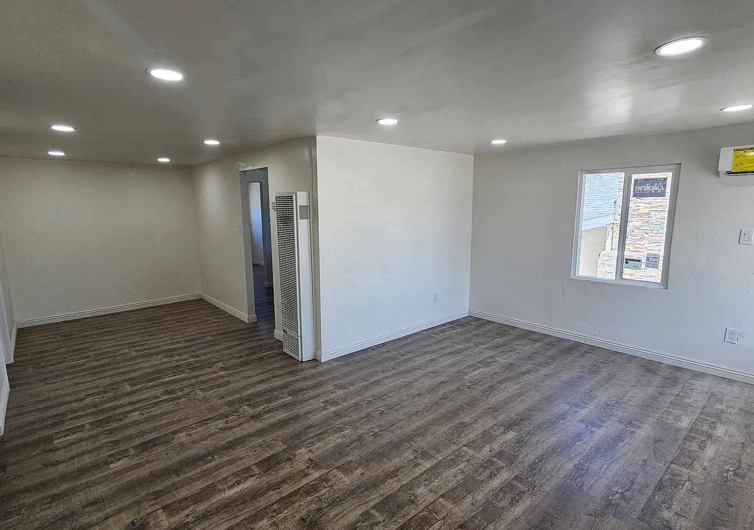 Newly Renovated 3 Bedroom, 2 Bathroom Home in Taft! — Photo 3