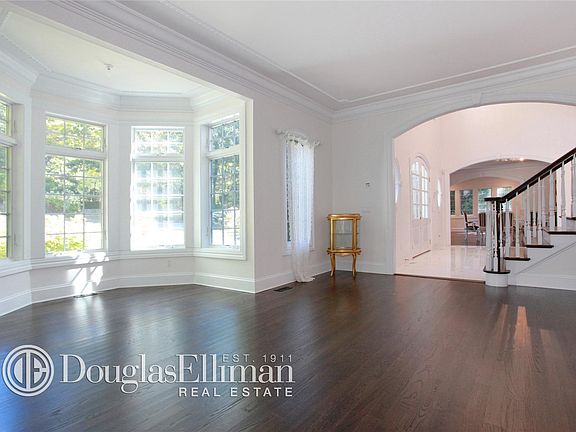 4th image of 7 Lattingtown Woods Ct