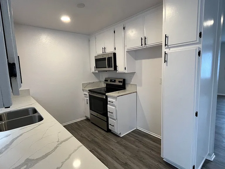 6651 Haskell Ave — Photo 7