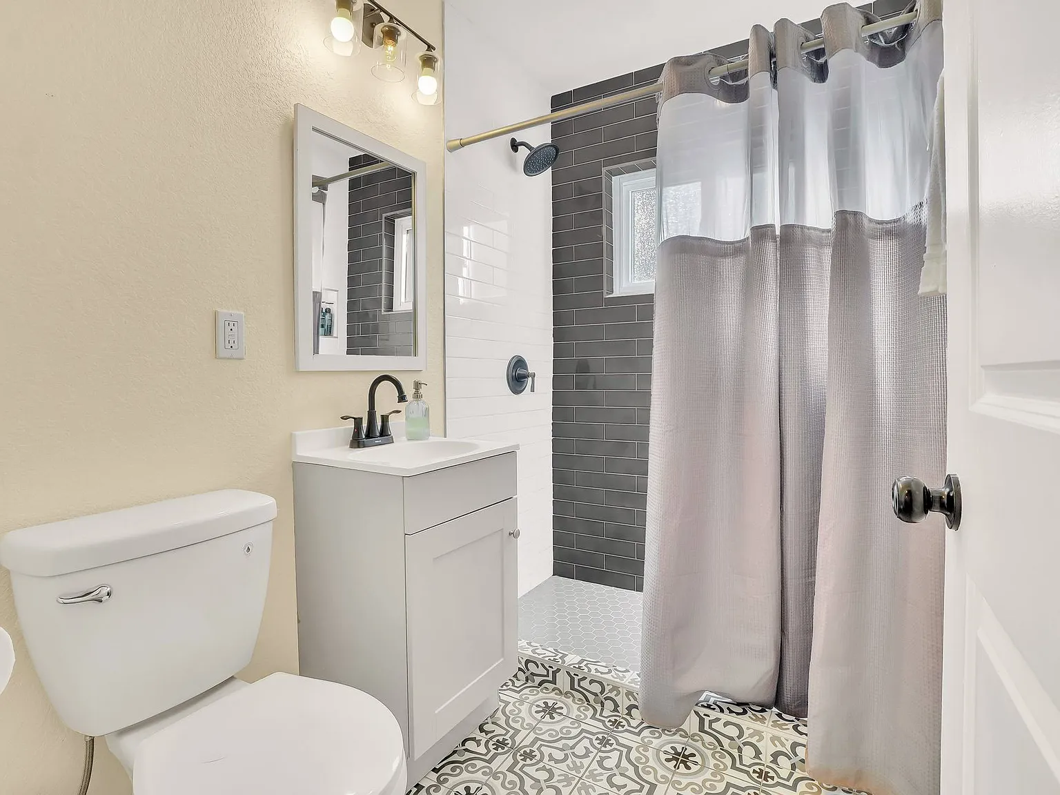 3 bed, 2.0 bath, 2316 sqft, $988 — Photo 3